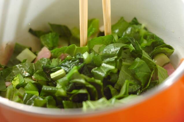 小松菜とベーコンのスープの作り方の手順3