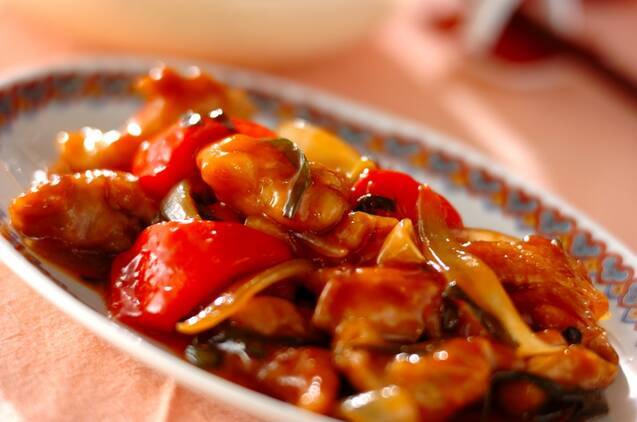 中華風の柄皿に盛られた炒め酢鶏