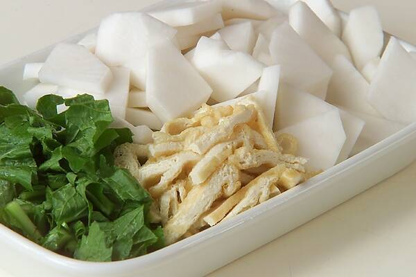 カブと油揚げのみそ汁の作り方の手順1