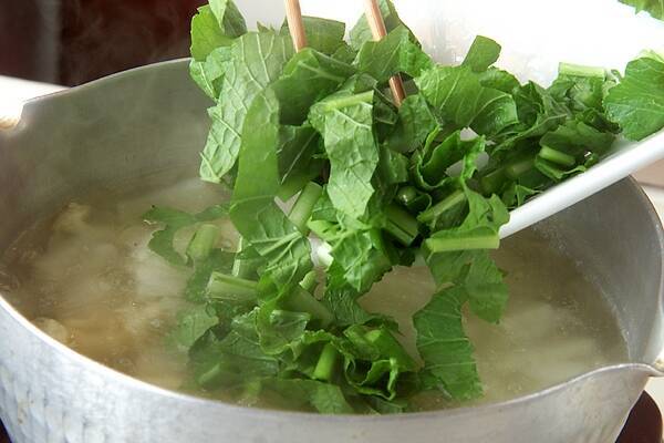 カブと油揚げのみそ汁の作り方の手順3