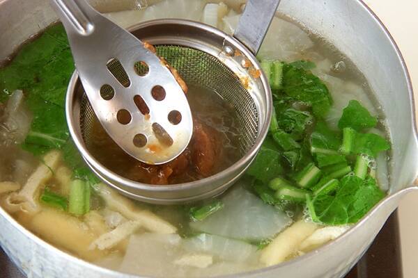カブと油揚げのみそ汁の作り方の手順4