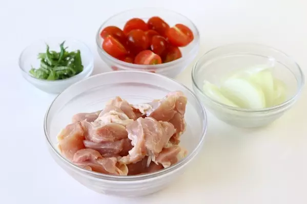 鶏肉とミニトマトの甘酢炒めの下準備1