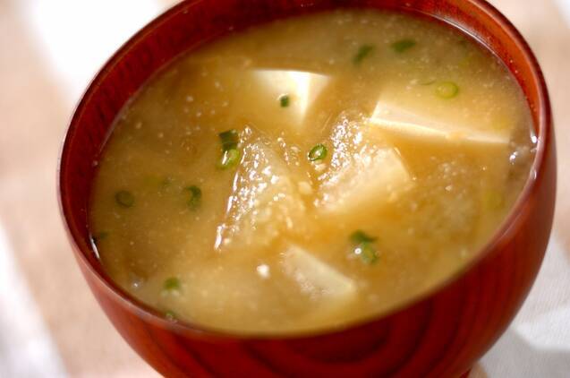 茶色い椀に盛られた冬瓜と豆腐の味噌汁