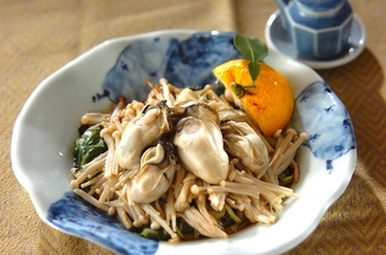 カキと春菊の酒蒸し