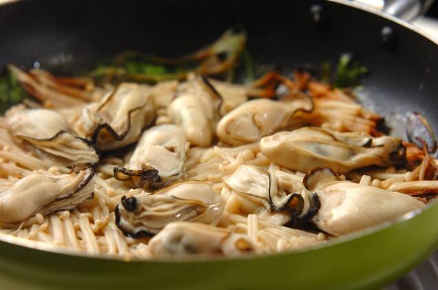 カキと春菊の酒蒸しの作り方の手順4