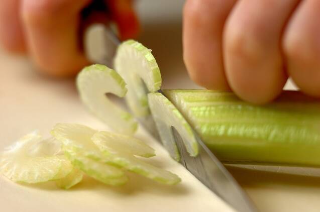 セロリと豚肉のみそ炒めの作り方の手順1