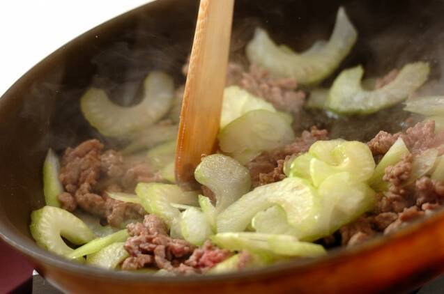セロリと豚肉のみそ炒めの作り方の手順2