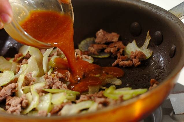 セロリと豚肉のみそ炒めの作り方の手順3