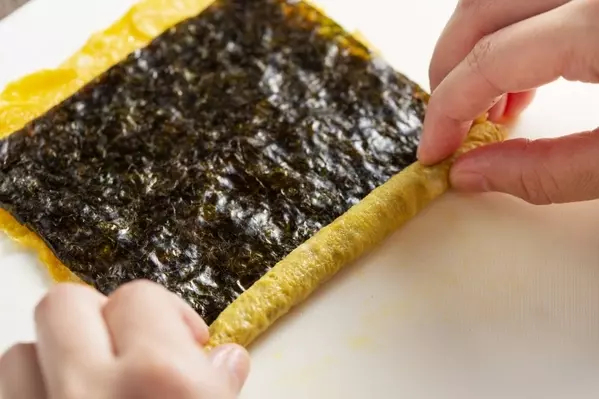 お弁当のおかずに！くるくる海苔卵焼き by みずかさんの作り方5