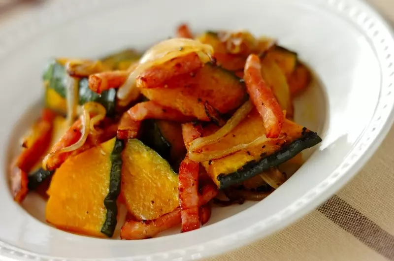 子どもにも人気 カボチャとベーコンのシンプル炒め By 吉田 朋美さん 副菜 レシピ 作り方 E レシピ 料理のプロが作る簡単レシピ