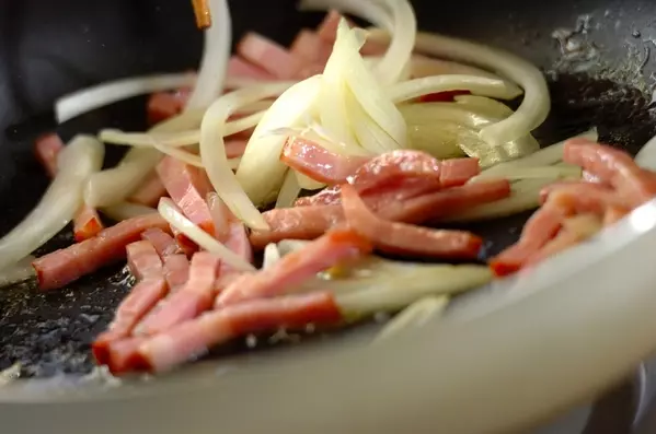 子どもにも人気!カボチャとベーコンのシンプル炒めの作り方1