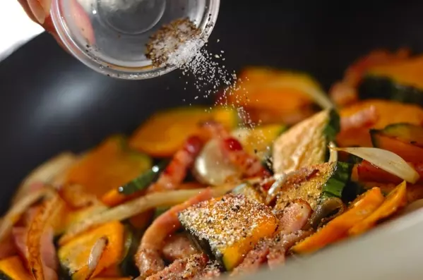 子どもにも人気!カボチャとベーコンのシンプル炒めの作り方2