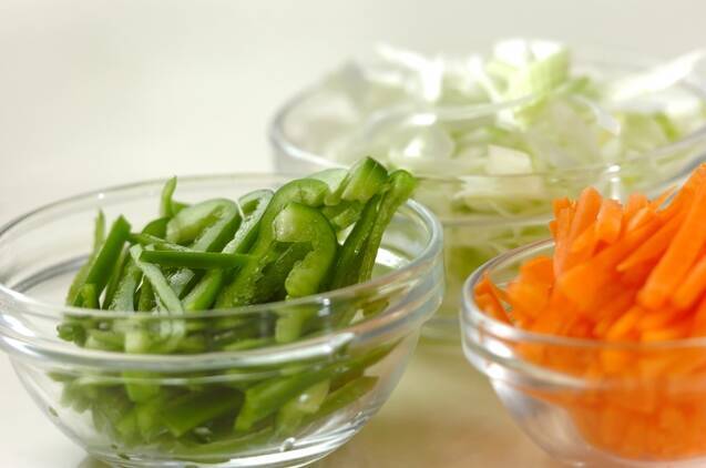 すし酢が味のまとめ役！スパイスしょうゆ焼きそばの作り方の手順4