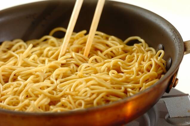 すし酢が味のまとめ役！スパイスしょうゆ焼きそばの作り方の手順5