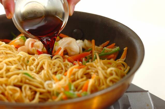 すし酢が味のまとめ役！スパイスしょうゆ焼きそばの作り方の手順7