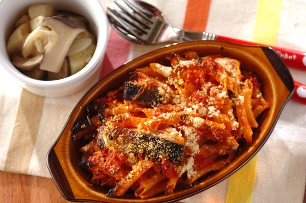 茶色いグラタン皿に盛られた、塩さばのトマトソースペンネグラタン