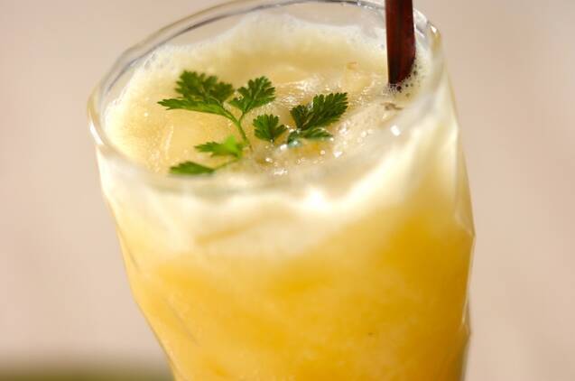 セルフィーユと氷が入ったオレンジジュースとジンジャーエールのモクテルのグラス