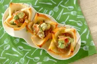 サーモンとアボカドの食パンカップ