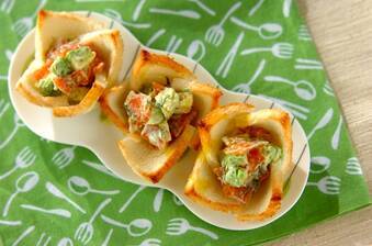 サーモンとアボカドの食パンカップ