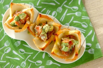 サーモンとアボカドの食パンカップ