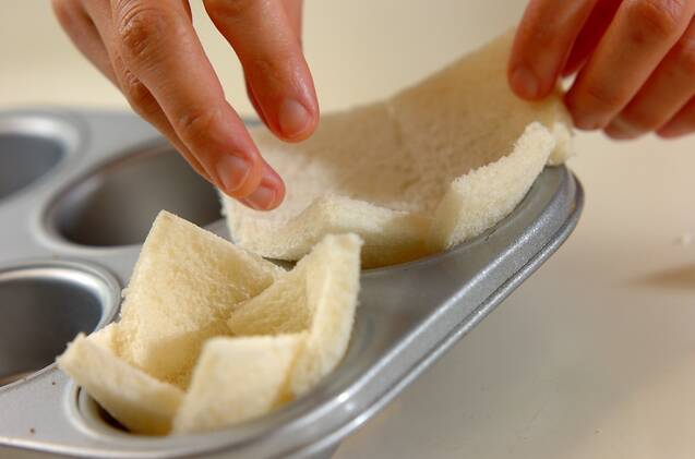 サーモンとアボカドの食パンカップの作り方の手順4