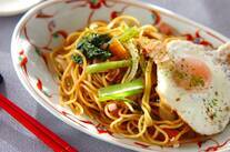 目玉焼きのせ焼きそば