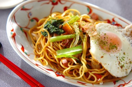 目玉焼きのせ焼きそば