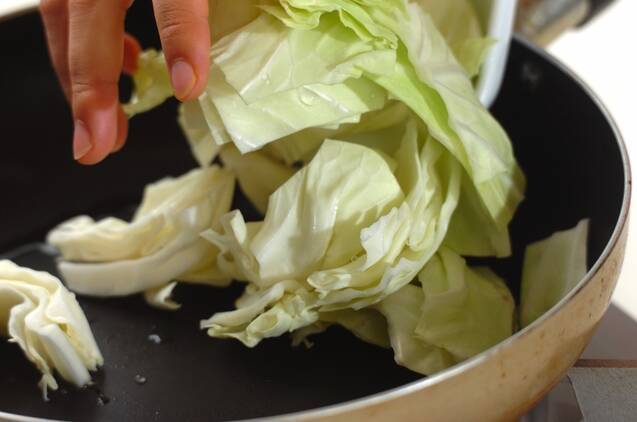 ボリューム副菜！キャベツとトマトの洋風炒めの作り方の手順2