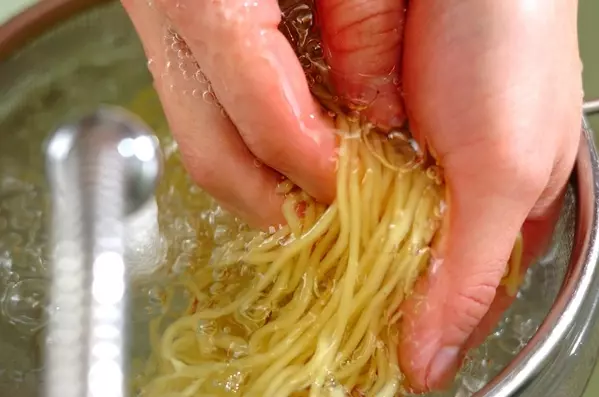 北海道の居酒屋定番!ラーメンサラダの下準備1