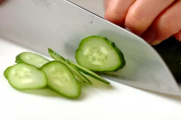 北海道の居酒屋定番!ラーメンサラダの下準備2