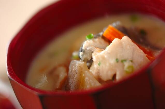 赤っぽいお椀に入ったこんにゃくやにんじん入りのぶりのかす汁