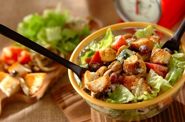 赤い器に盛り付けたスパイシーチキンのチョップドシーザーサラダ