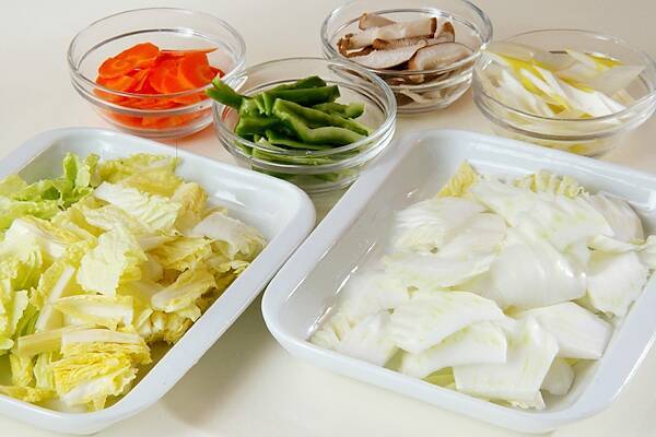 白菜と鶏肉のサッと炒めの作り方の手順1