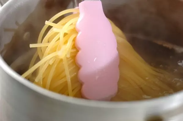 簡単時短パスタ ソーセージと菜の花 by山下 和美さんの作り方1