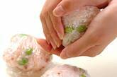 枝豆とカリカリ梅のとろろ昆布おにぎりの作り方2