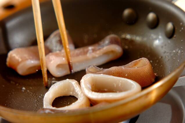 塩麹漬けイカのしょうゆバターソテーの作り方の手順2