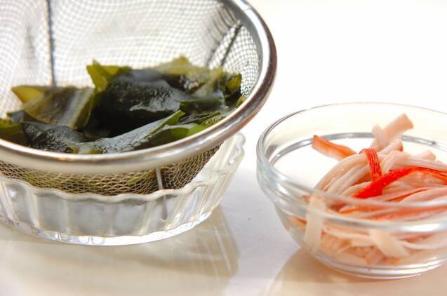 カニ風味カマボコとワカメのすまし汁の作り方の手順1