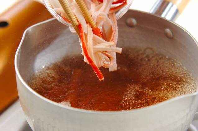 カニ風味カマボコとワカメのすまし汁の作り方の手順2