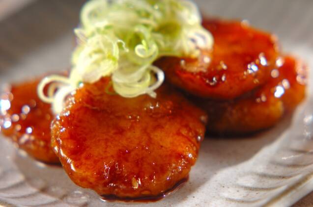 輪切りの白ねぎとタレがたっぷり絡んだ大根餅