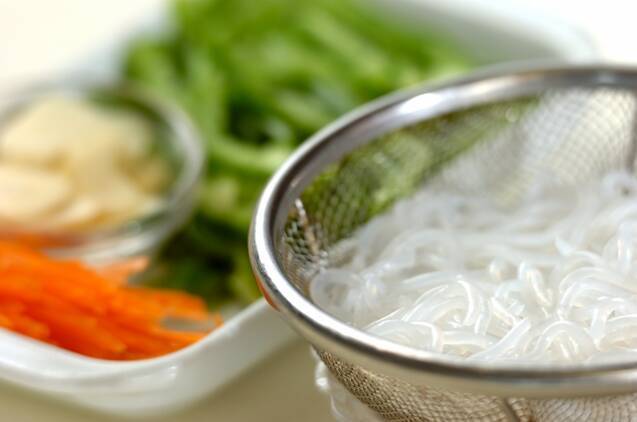 しらたきのニンニクおかか炒めの作り方の手順1