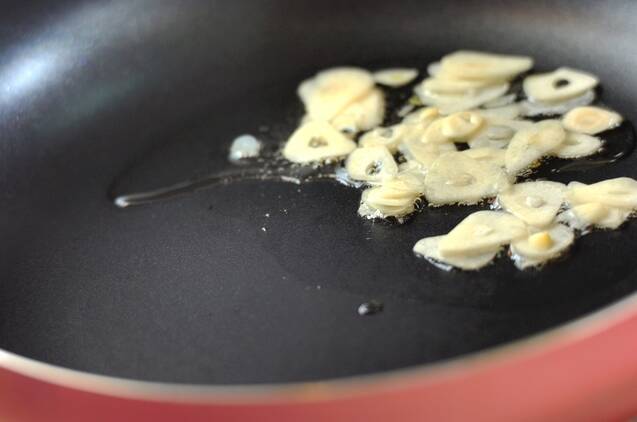 しらたきのニンニクおかか炒めの作り方の手順2