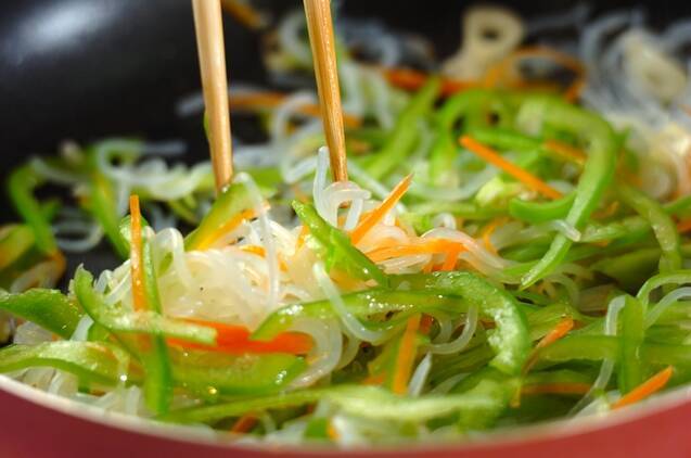 しらたきのニンニクおかか炒めの作り方の手順3