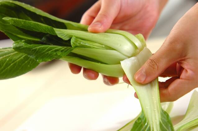 チンゲン菜と卵のエスニックスープの作り方の手順1