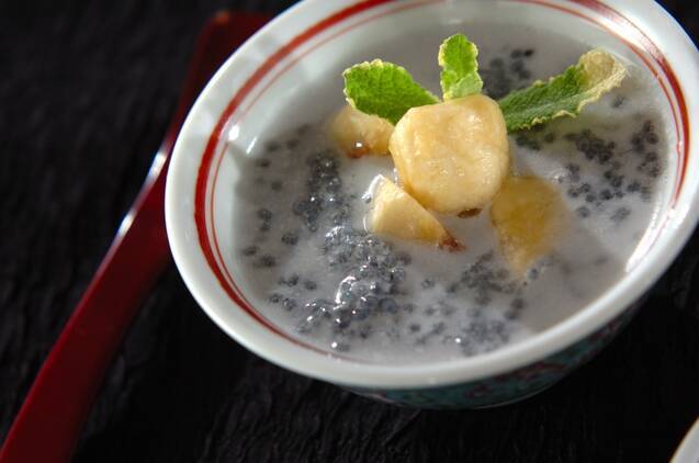 白丸の器にバジルシード入りココナッツが盛り付けてある