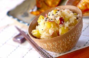 秋の定番さつまいもご飯 炊飯器で簡単シンプル！ほくほく甘い