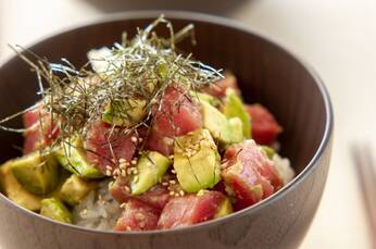 アボカドとマグロの丼