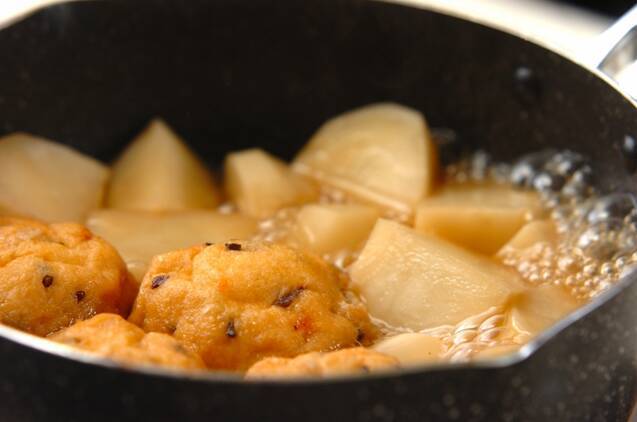 おだしがきいてる！がんもどきとカブの煮物の作り方の手順3