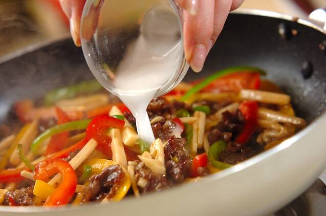 青椒牛肉絲(チンジャオニューロース)の作り方の手順6