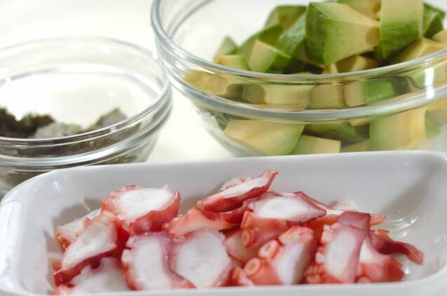 タコとアボカドのゴマ油和えの作り方の手順1