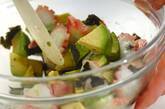 タコとアボカドのゴマ油和えの作り方2